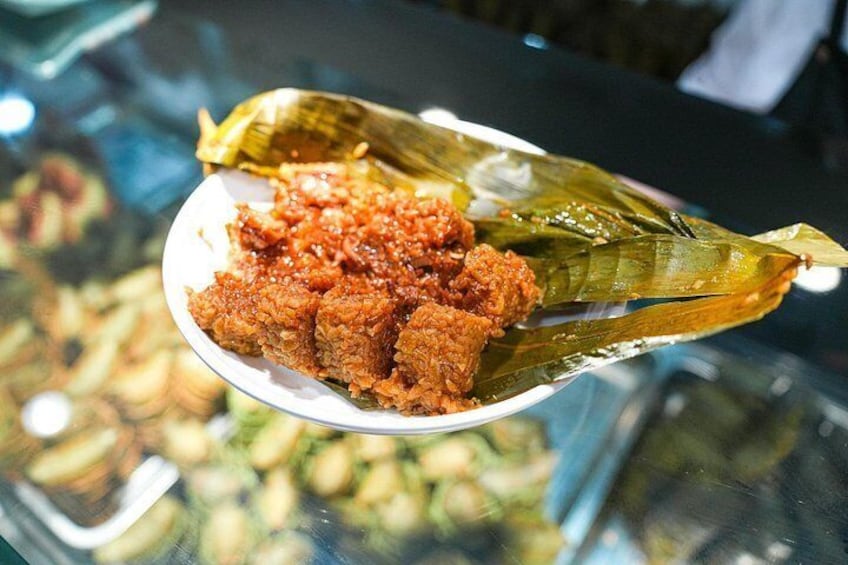 We’ll make a stop at Aunt Jie’s stall for some zongzi: glutinous rice dumplings stuffed with seasoned pork and wrapped in bamboo leaves – handmade from her family’s generations-old recipe. 2