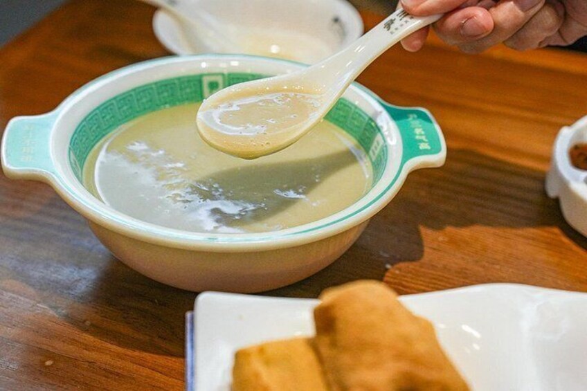 Brace yourself for Douzhi – a tangy, fermented mung bean soup that’s earned a Michelin nod. Love it or hate it, this bold Beijing classic is unforgettable. 3