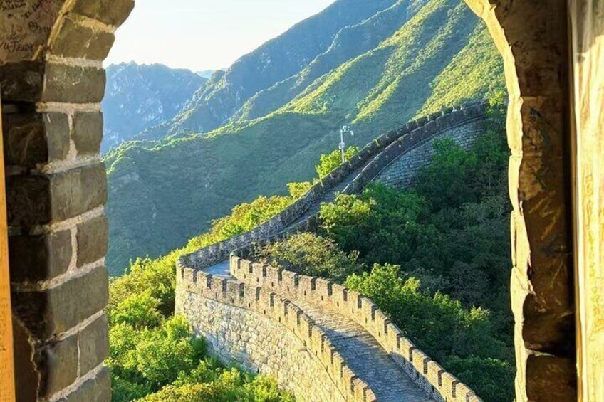 La Gran Muralla China serpenteando a través de un paisaje montañoso. 2