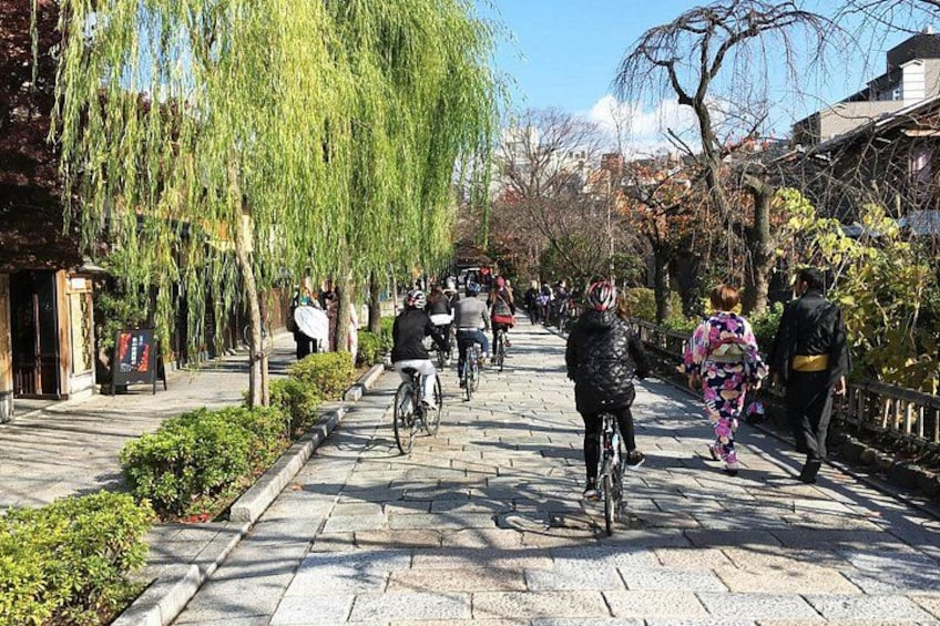 Cycling through Gion! 4