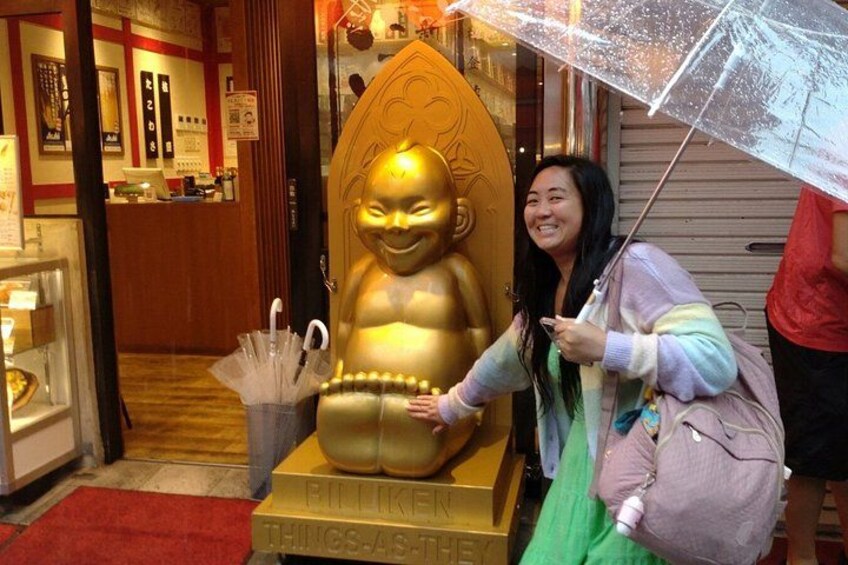 Una estatua dorada de Buda, un mostrador de recepción y una alfombra roja. 5