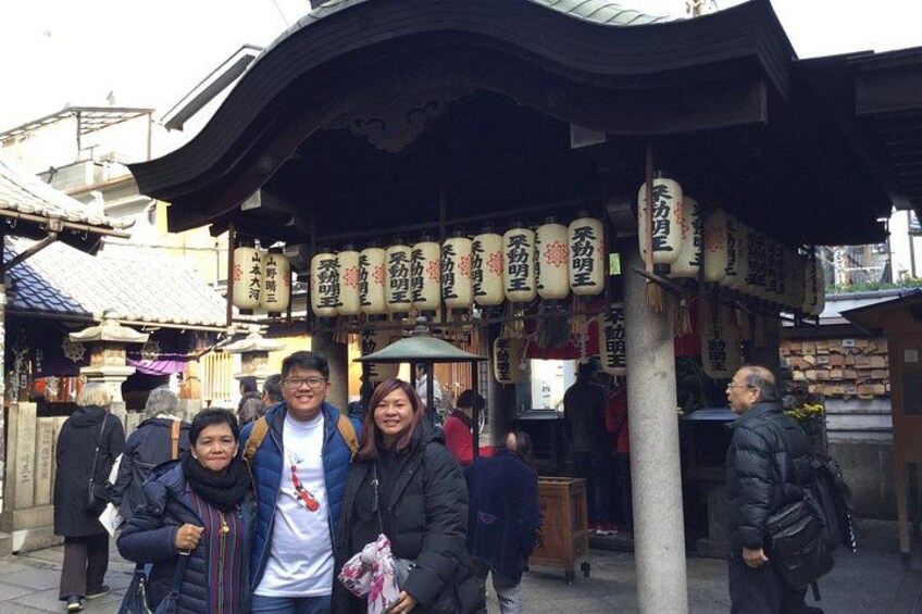 Un mercado japonés tradicional con un puesto techado y faroles colgantes. 5
