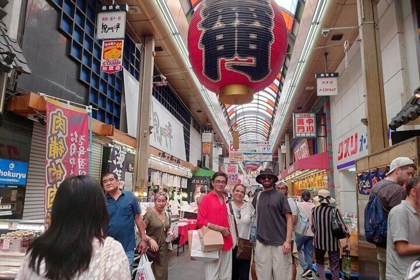 Un mercado interior concurrido, donde personas compran e interactúan. 2
