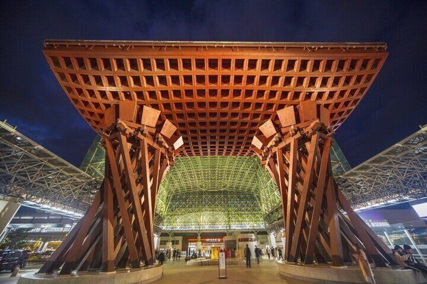 Un estadio deportivo grande e iluminado con una estructura de techo distintiva. 5