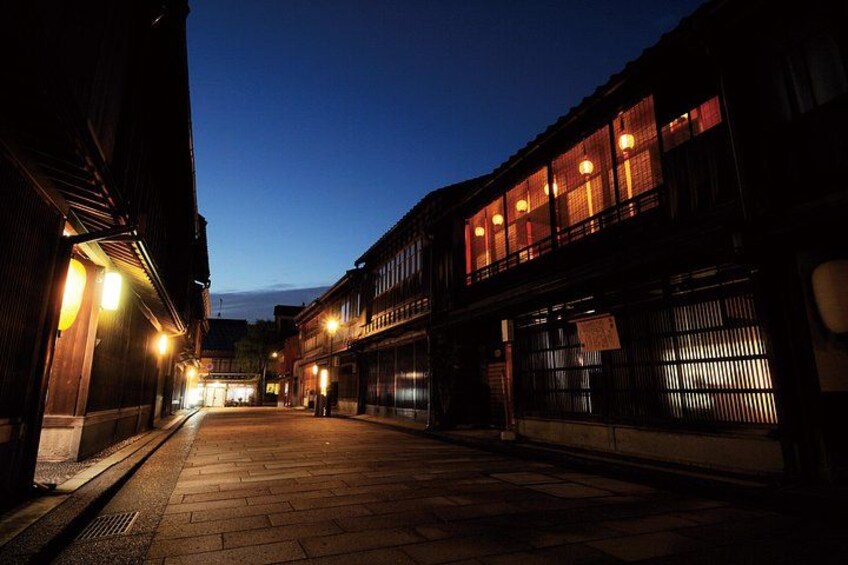 Kanazawa Night Tour with Local Meal and Drinks 1