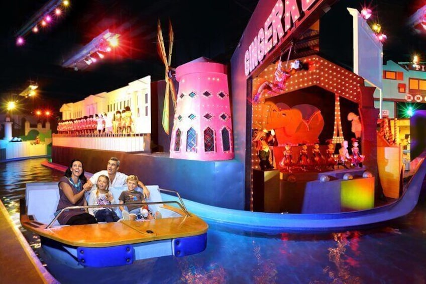 Una familia en un paseo en bote, con una casa de jengibre y un escenario con artistas. 4