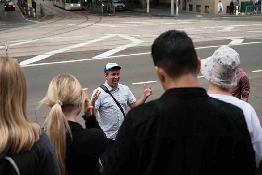 En gruppe mennesker står på et hjørne af en gade. 3
