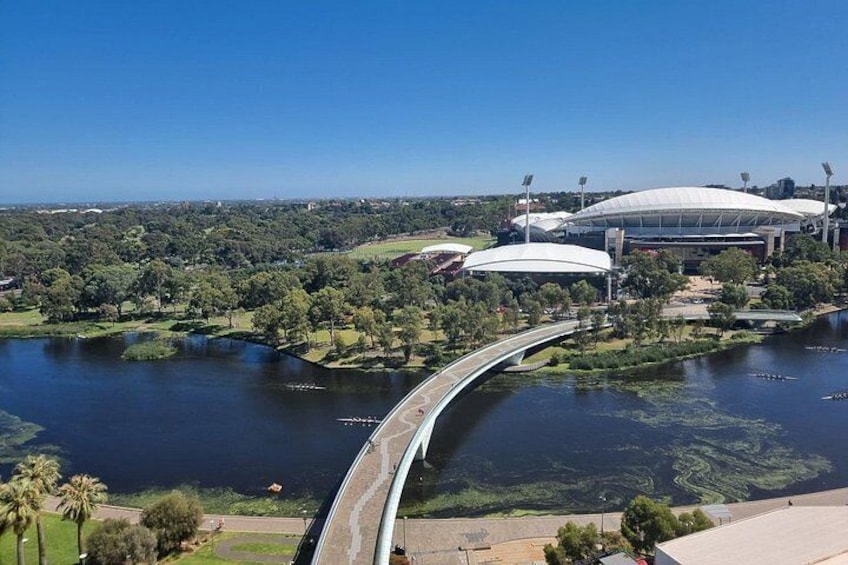 Un estadio, un puente y un río. 2