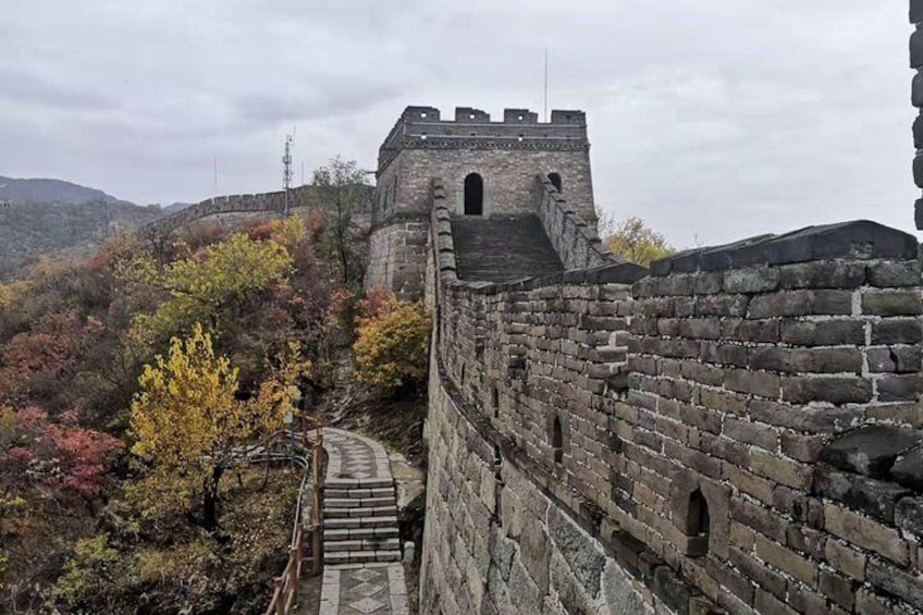 The Great Wall of China with autumn foliage and a watchtower. 3