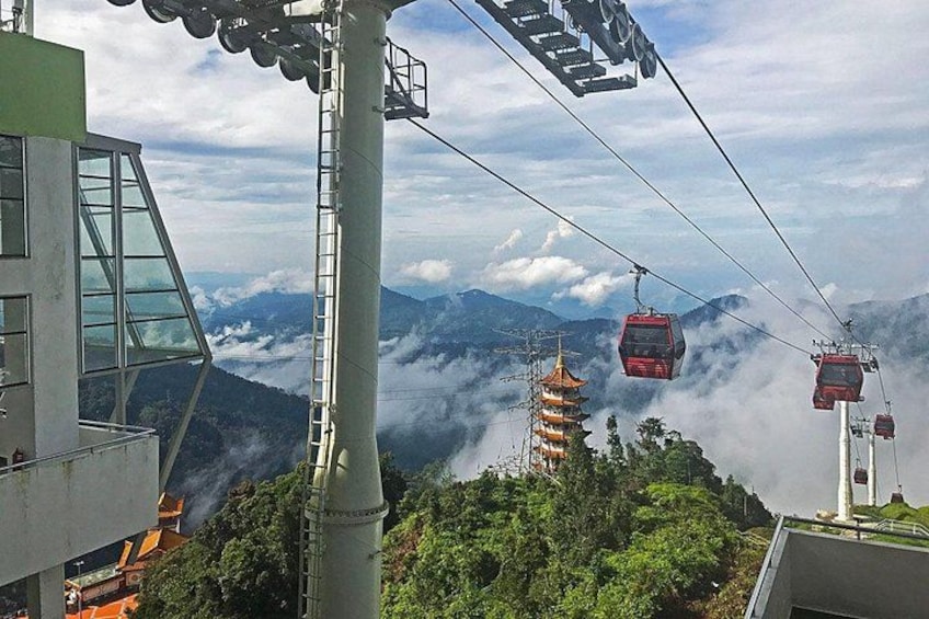 Un sistema de teleférico, una pagoda y un paisaje montañoso. 1
