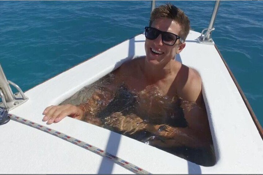 Una persona en un bote con agua salpicando alrededor. 4