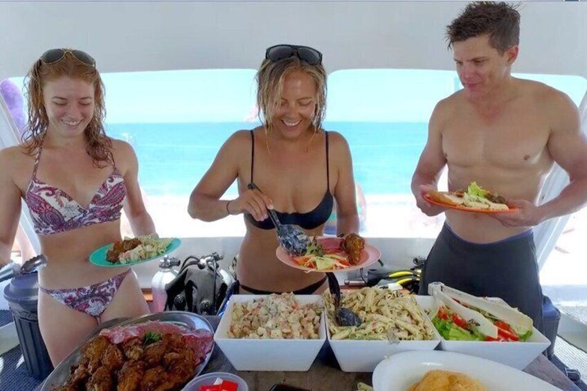 Tres personas en un bote con comida. 5