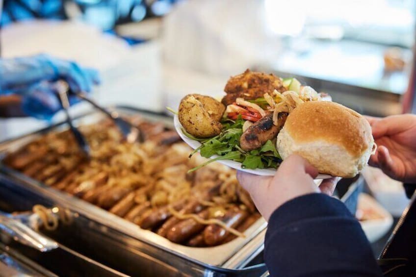 Una persona sosteniendo un plato con un sándwich y guarnición de papas asadas. 4
