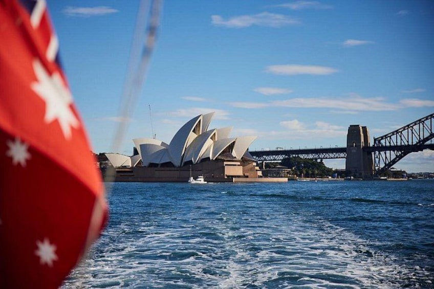 La Sydney Opera House sullo sfondo del Sydney Harbour Bridge. 2