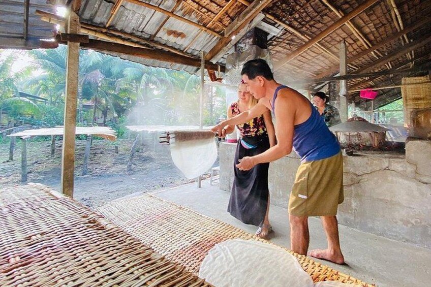 making rice noodle in noodle house 4