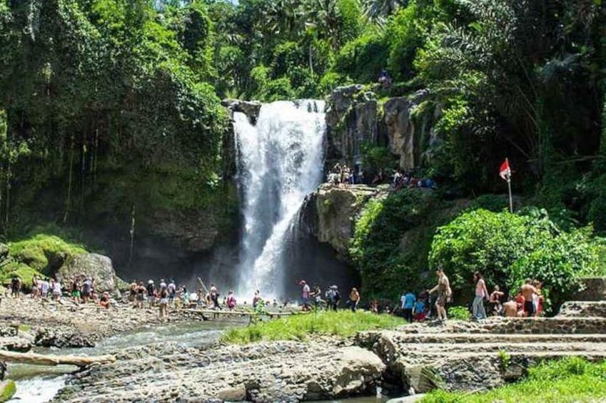 Tegenungan Waterfall 4