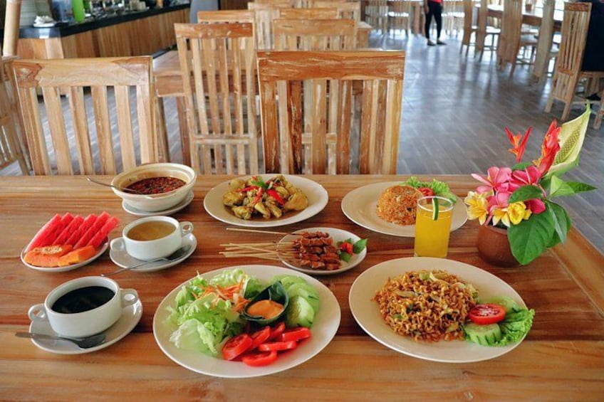 Delicious Indonesian buffet for lunch 4