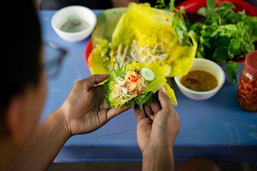 Learn how to eat Khmer food! 1
