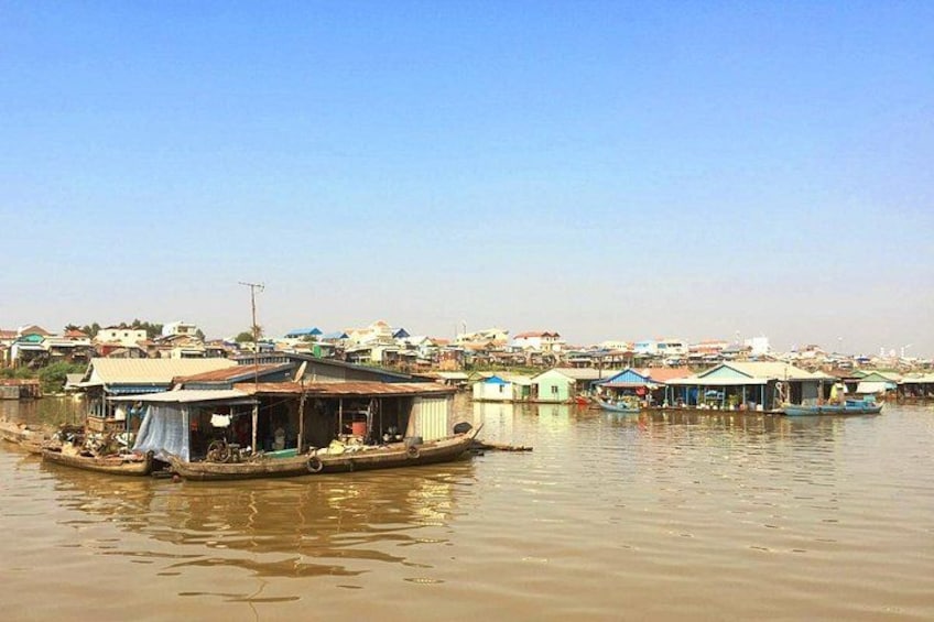 Un asentamiento a orillas del río con casas flotantes y embarcaciones. 1