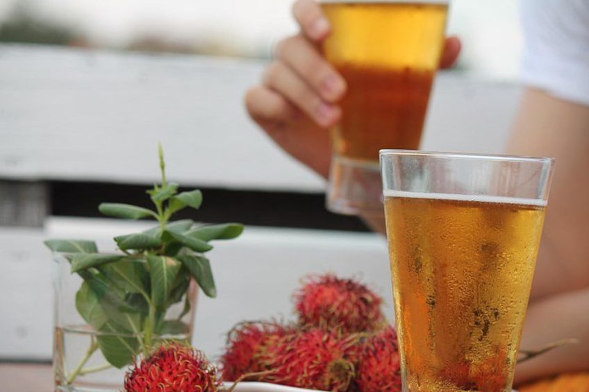 Una cerveza y una planta con frutos rojos sobre una mesa. 3