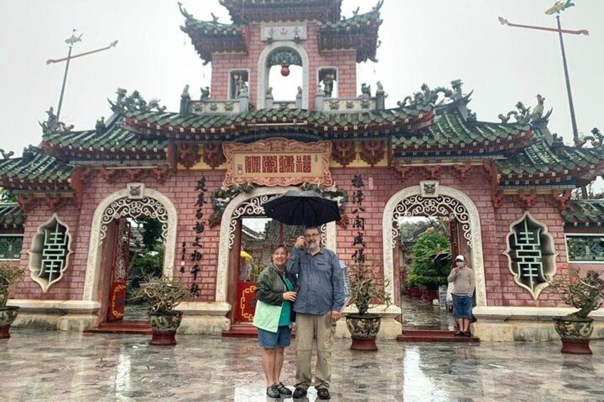 Ein traditionelles chinesisches Tor mit aufwendigen Verzierungen und einer roten Backsteinstruktur. 2