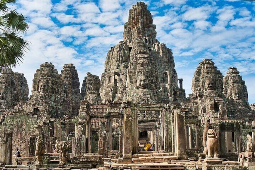 Un vaste complexe de temples anciens, comprenant de nombreux édifices imposants et des sculptures complexes. 1