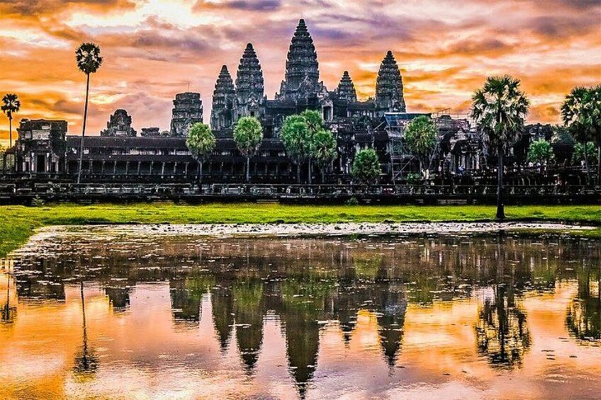 Complejo de templos de Angkor Wat con reflejos en el agua. 2