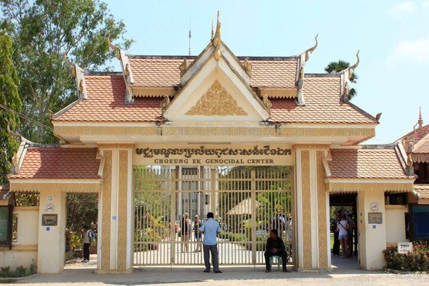 A traditional Thai gate with a sign reading "CHOENG EK GEOCENTRAL CENTER". 4