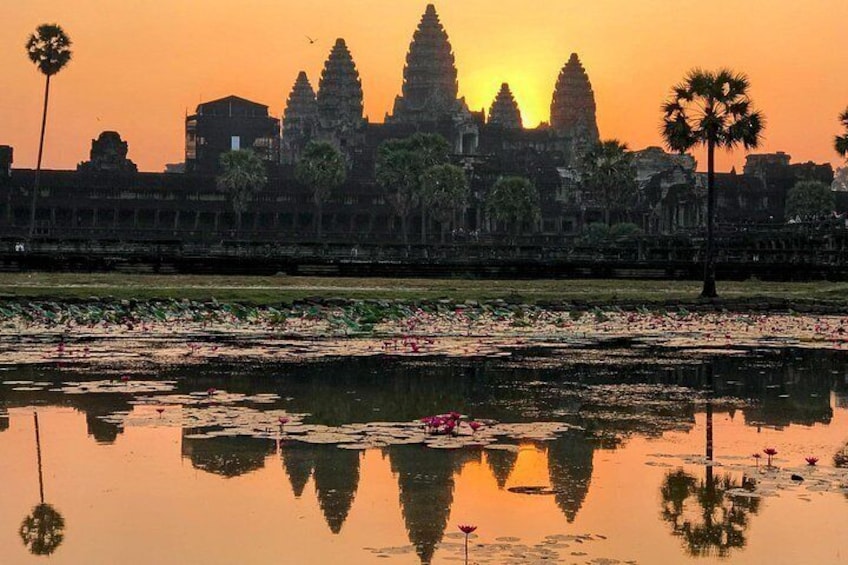 Private Angkor Wat Sunrise Tour by Vintage Jeep 1