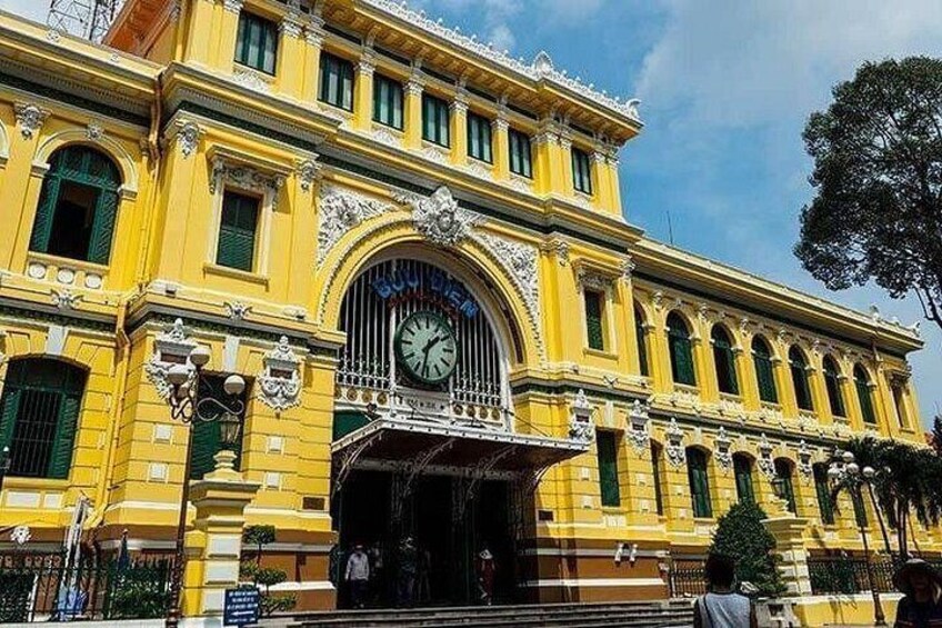 Un edificio amarillo con una entrada arqueada grande y un reloj. 1