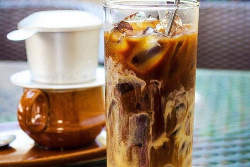 Ein Glas Eistee mit Eiswürfeln und eine Tasse Tee im Hintergrund. 4