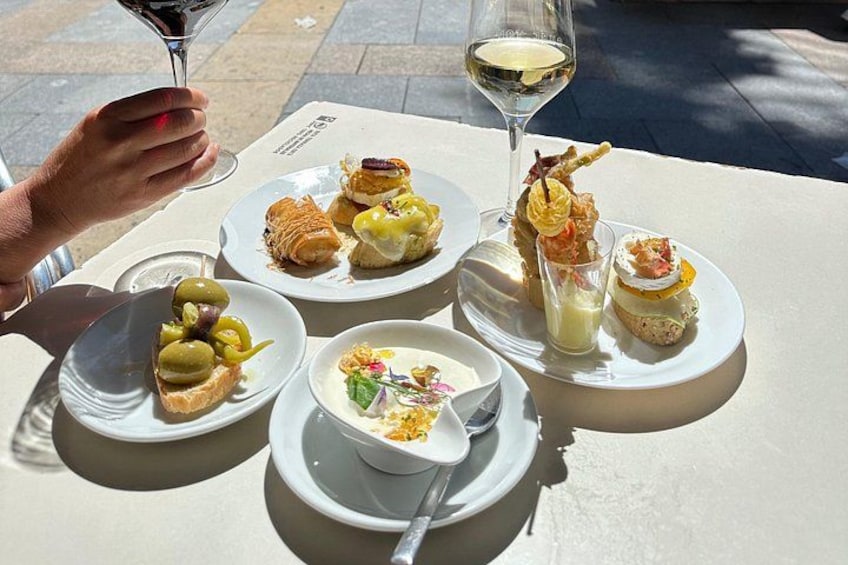 Une table avec divers plats et un verre de vin blanc. 5