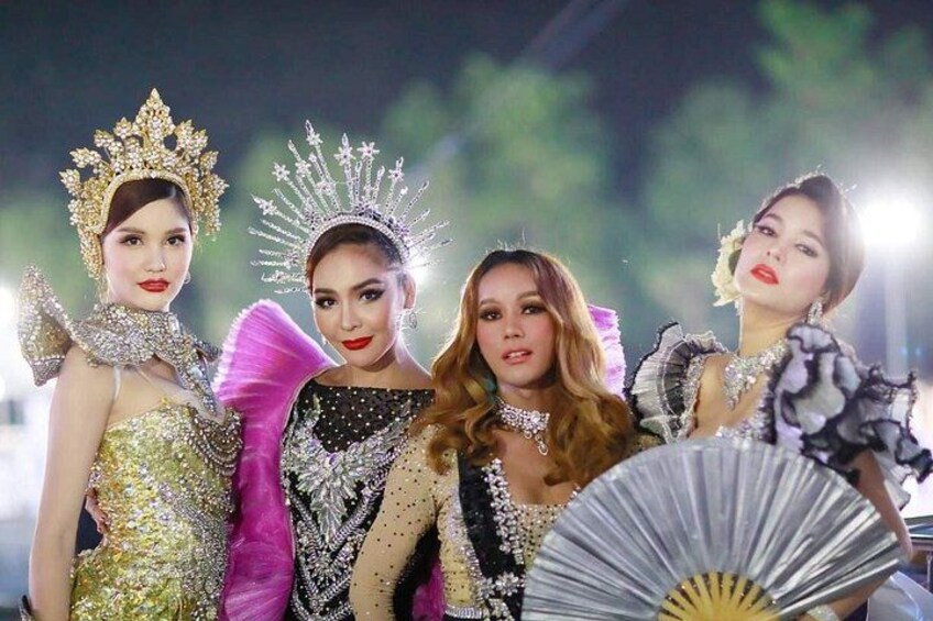 Cuatro personas con atuendo formal, coronas y abanicos, presumiblemente en un evento ceremonial. 1