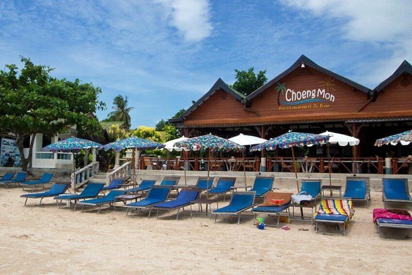 Un restaurant situé en bord de mer, appelé « Choeng Mon », avec des chaises longues et des parasols. 2
