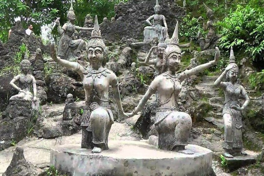 Un ensemble de statues en pierre, disposées dans un environnement naturel. 1