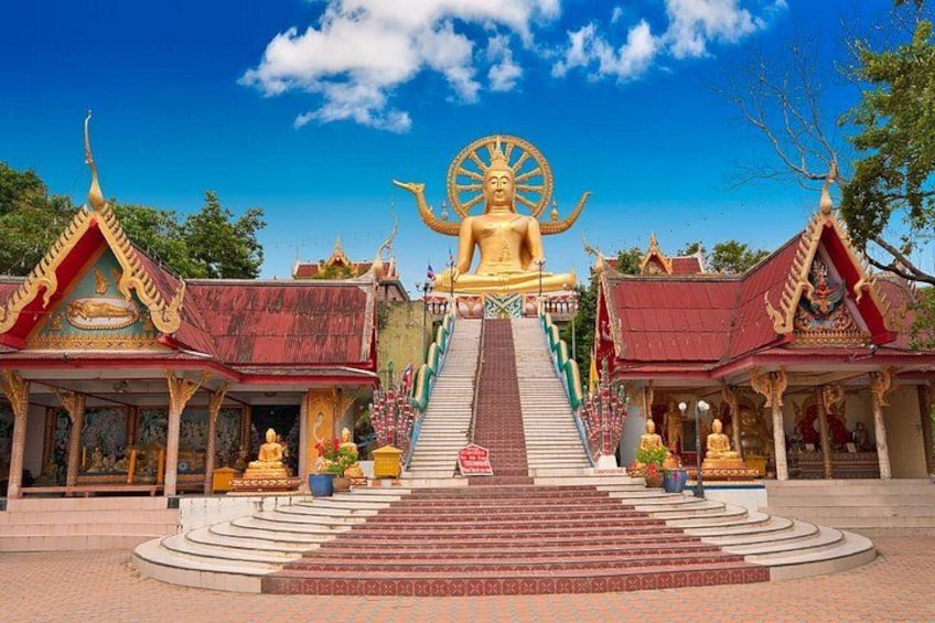 Un temple abritant une grande statue dorée, un escalier menant à l’entrée principale et présentant une architecture thaïlandaise traditionnelle. 5