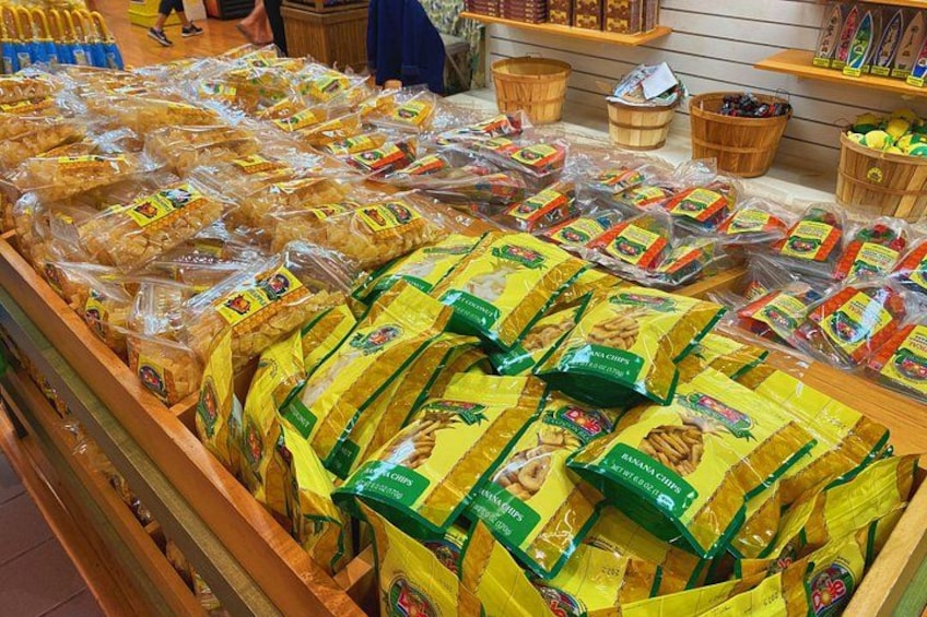 Un pasillo de supermercado con diferentes productos alimenticios envasados y pan. 3
