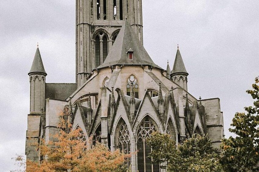 Una iglesia de estilo gótico con arcos apuntados y una torre alta. 2