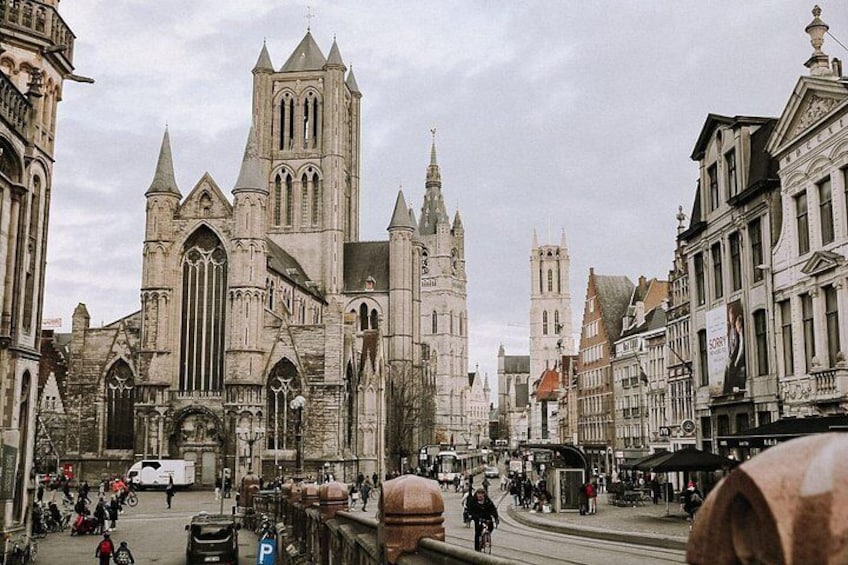 Une cathédrale historique, dotée d’arcs en ogive et d’une haute flèche, et entourée d’édifices représentatifs de l’architecture européenne traditionnelle. 1