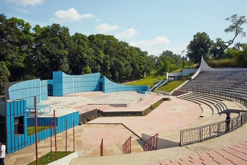 Un anfiteatro al aire libre con asientos escalonados y una estructura azul. 4