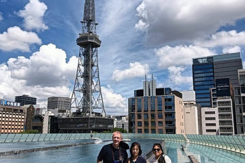 Un paisaje urbano moderno con una torre destacada, una gran masa de agua y varios edificios altos. 1