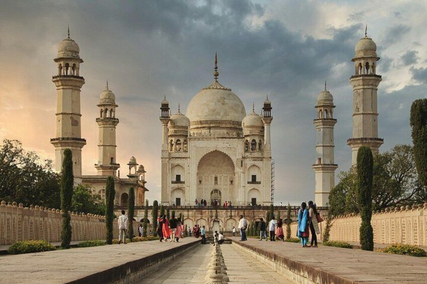 The Taj Mahal with four minarets, a central dome, and a long corridor leading to the entrance. 3