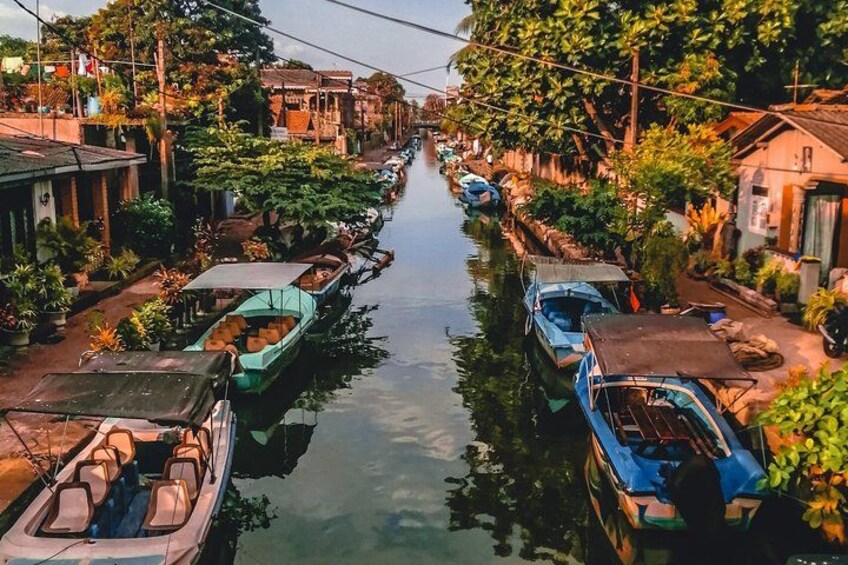 Un étroit canal bordé de bateaux et de maisons traditionnelles. 2