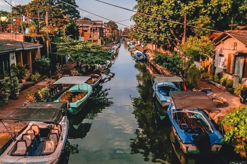 Un étroit canal bordé de bateaux et de maisons. 2