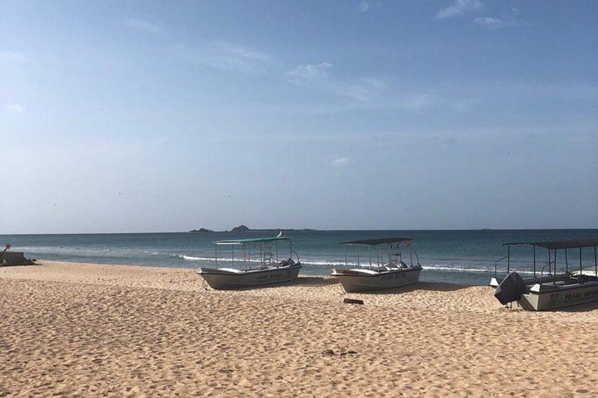 Une plage avec plusieurs bateaux et un ciel dégagé. 5