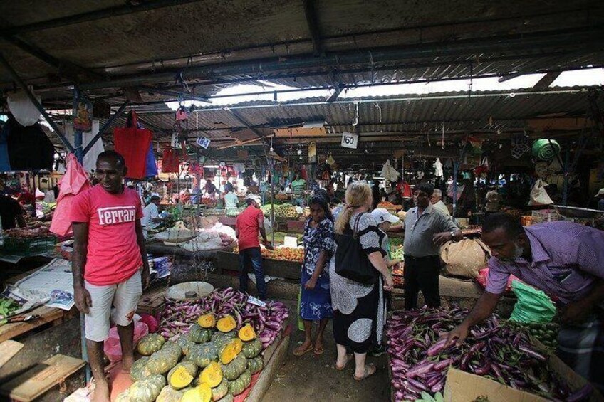 Un marché animé où les gens font leurs courses et les vendeurs proposent leurs produits. 4