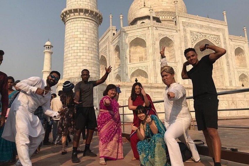 A group of people in front of the Taj Mahal. 1