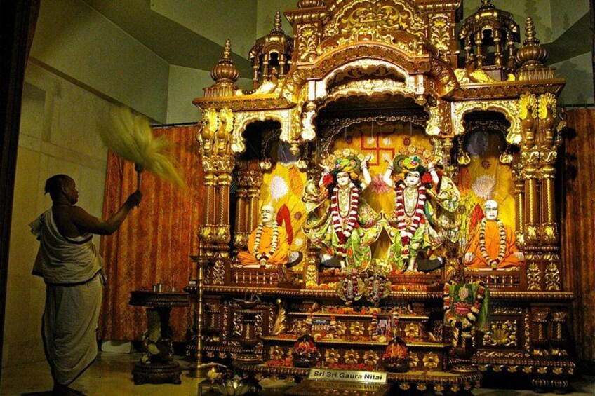 Un temple orné de décorations et de statues dorées. 5