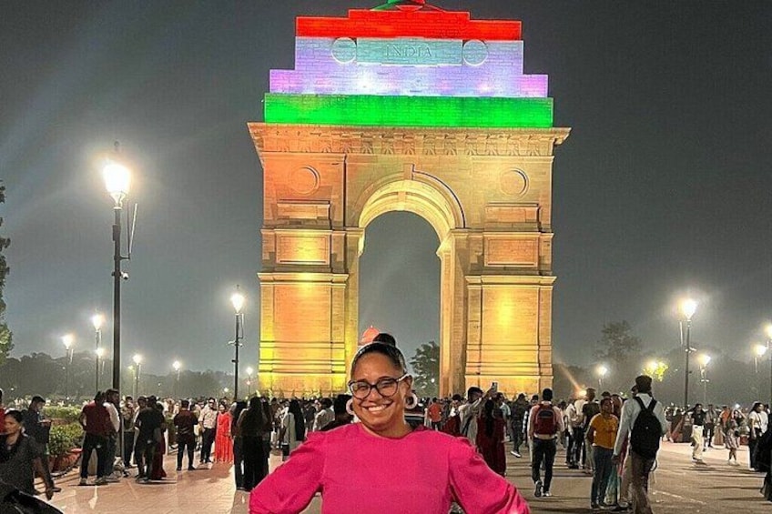 Une grande arche illuminée aux couleurs du drapeau indien, entourée d’une foule de personnes. 2