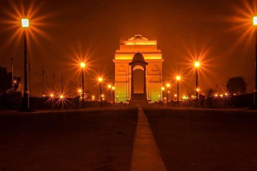 L’India Gate illuminée la nuit par les lampadaires. 4